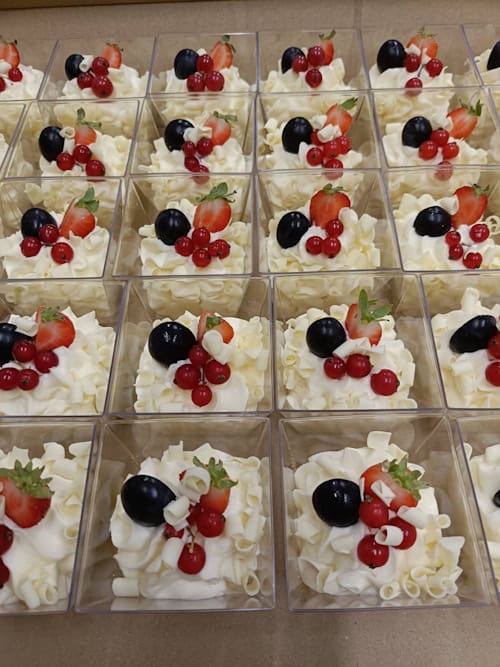 Deser z owocami leśnymi - Cukiernia Rafał Ciszewski